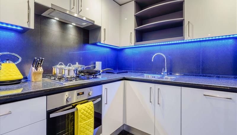 2 bed property in Westferry Circus, London